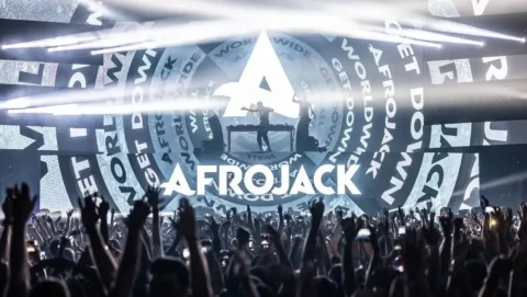 Show last night in #Dubai with @afrojack // #VJ #DVizion
.
📸@fritsvandeclips